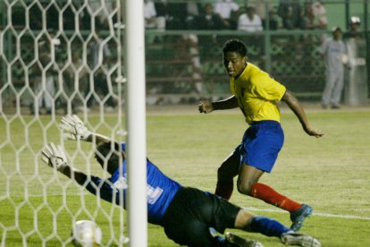 Un joven Antonio Valencia anotó el segundo gol de la Tricolor contra los del Rímac.