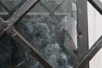Las huellas del ataque a bala quedaron en la ventana de esta casa.