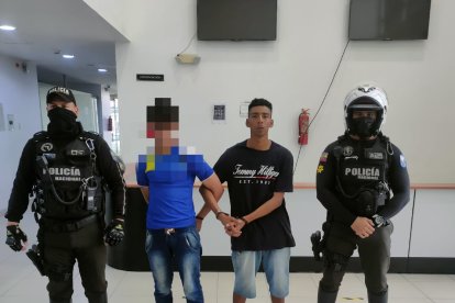 En las calles 25 y la D  fueron detenidos estos jóvenes, uno de ellos venezolano.
