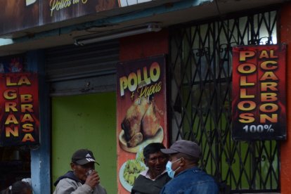 Los chumaditos se posan en diferentes puntos del barrio para pegarse los tragos.