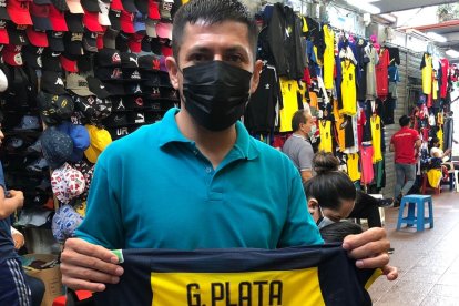 John Daquilema consiguió la camiseta de Gonzalo Plata, para su hijo de tres años.