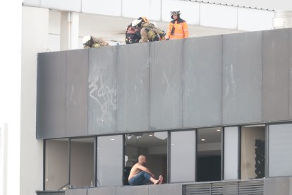 La mayor parte del tiempo permaneció sentado. Socorristas del Cuerpo de Bomberos conversaban con él.