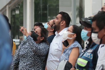 Personas se detenían a mirar lo que estaba ocurriendo en el piso 17. Incluso sacaban sus celulares para hacer fotos o grabar.