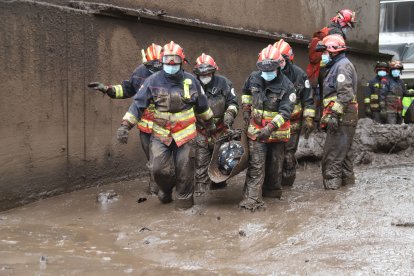 La mañana de ayer, los bomberos extrajeron el cadáver de un niño de un edificio.