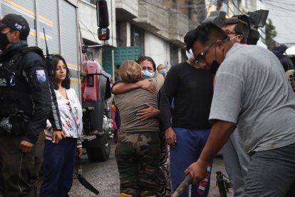 Algunas personas llegaban desde otras provincias para reconocer a las víctimas.