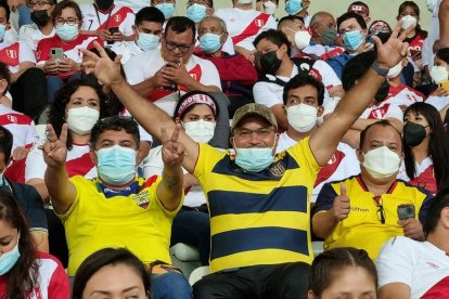 Fue una forma diferente de ver el Perú vs. Ecuador en Lima. Pocos hinchas ecuatorianos. 2- Freddy Córdoba, Carlos Lima y Wilson Ramírez en la tribuna peruana.