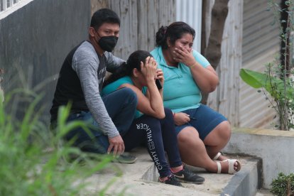 Familiares lloran desconsolados la muerte de su ser querido.