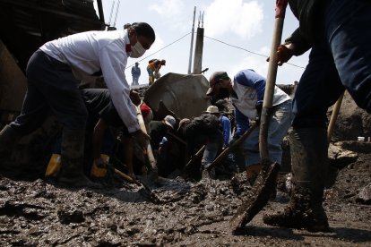 Los vecinos llegaron a colaborar a los afectados de la zona cero.