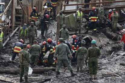 A las 10:00 de ayer encontraron un cadáver debajo de los escombros.