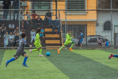 La selección de Los Ríos (verde) enfrentando a Emelec en la sub-11 en el interbarrial de Durán.