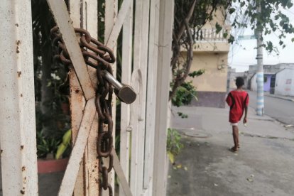 El templo católico permanece cerrado en las horas de poca concurrencia, por seguridad.