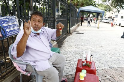 El masajista además vende ungüentos que él mismo prepara.