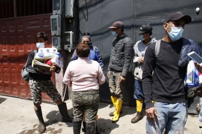 Familias venezolanas que quedaron en la calle reciben apoyo de las entidades.