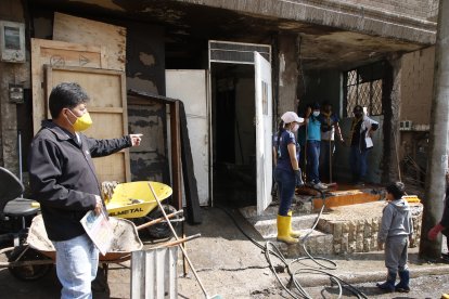 La familia de Patricio Sanguña llegó ayer para colaborar en la remoción de escombros de su domicilio.