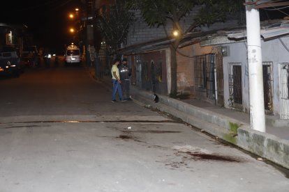 La mujer fue llevada al subcentro de salud de Bastión Popular donde falleció por sus heridas.