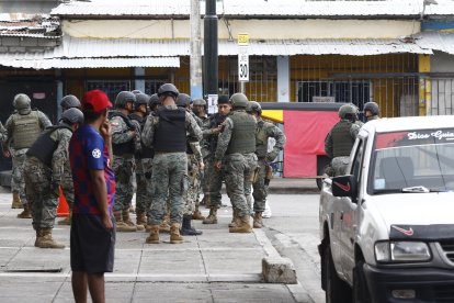 En el lado de la avenida Abdón Calderón por el que se accede a la playita, militares y policías realizan operativos de seguridad con frecuencia.
