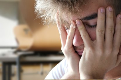 Recuerda la decisión la debe de tomar él, no tú, pues tu hijo vivirá de su profesión.