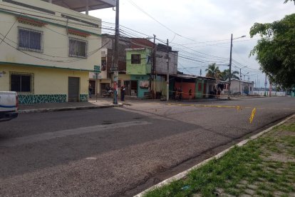 El abogado Vera estaba esperando al pie de la puerta enrrollable por un bus.