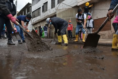 Todos llegaron 'armados' de palas y botas.