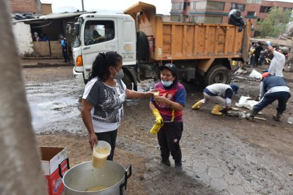 Hubo personas que llegaron a regalar comida como María Luzmila Chicaiza.