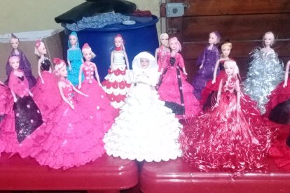 Con estas Barbie empezó su idea de vestir muñecas y confeccionar otras para poder venderlas y conseguir algo de ayuda