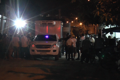 Agresores habrían estado merodeando el lugar en una camioneta oscura, según testigos.