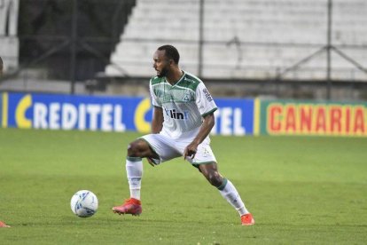 Leonai Souza militó hasta la temporada pasada en el Plaza Colonia y fue elegido como el mejor extranjero del fútbol de Uruguay.