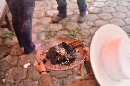 La ‘limpia’ se realizó con humo, hierbas y velas.