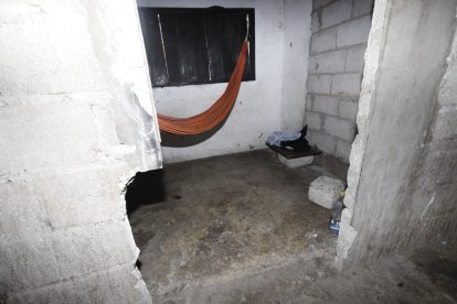 Las marcas de sangre quedaron impregnadas en el piso.