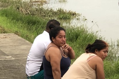 Con rostros de tristeza, familiares esperan alguna noticia del joven que desapareció en las aguas del Babahoyo.