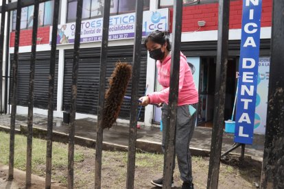 Los negocios empieza a abrir; pese a lo desolado de la zona, muchos ven urgente la apertura de los locales.