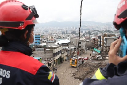 Los bomberos se mantienen realizando tareas de limpieza; de fondo, el punto más afectado tras el aluvión.