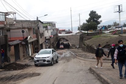 La gente debe caminar por los alrededores.