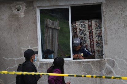 Los moradores intentan rescatar las cosas tras el aluvión.