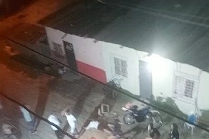 En el barrio de la matanza, pocos quieren hablar. El temor se siente en cada rincón.