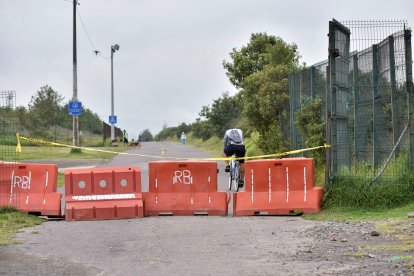 Una parte de la pista de bicicletas fue cerrada para el manejo del material.