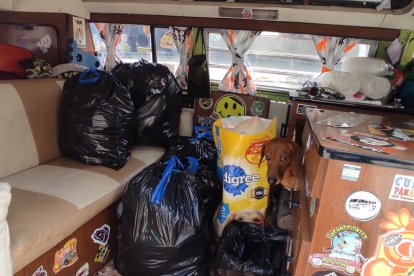 ‘El Che’ llenó la ‘vagabunda’ (buseta) con donaciones para ayudar a los damnificados.