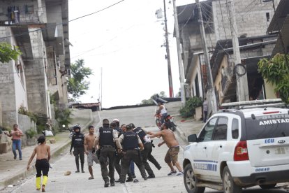 Dos hombres se enfrentaron a golpes. Ni la Policía podía separarlos.