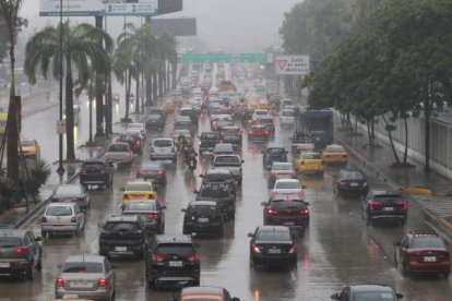 Lentas caravanas de vehículos se vio en arterias como la Av. Pedro Menéndez Gilbert.