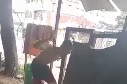 El ataque con cuchillo a la mascota fue grabado con un celular.