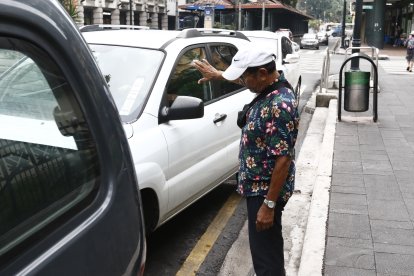 En su faceta de cuida carros.