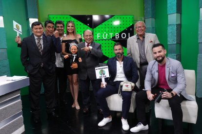 Parte de la banda de Esto es fútbol de Marca 90:Wachito Sánchez, Diego Arcos, Pocho Borbor, Nadia Manosalvas, Ufredo Borbor, Esteban Dreer, Carlos Víctor Morales y Carlos Gálvez.