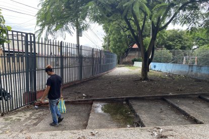 El parque de Samanes 1 está lleno de charcos y maleza, situación que preocupa a los vecinos por la proliferación de mosquitos.
