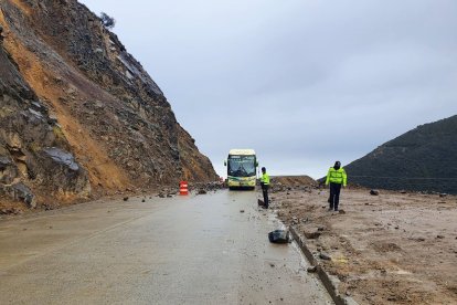 En la zona hay riesgo de caída de material a la calzada.