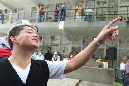 Jeshua, un 'pelado' que a sus 19 años tiene a JJ como su referente musical. En el cementerio cantaba ayer a viva voz.