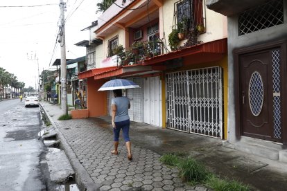 La lluvia limpió la sangre que por los disparos brotó del cuerpo del adolescente.