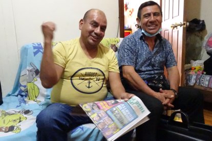 Segundo Toalonga, el payasito Piñata, con su pana Eduardo Chevasco, el mago La Pichi.