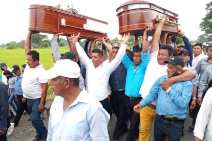 Alzando los cofres con los restos de sus vecinos, los dauleños les rindieron honores y a la vez pidieron justicia para ellos.