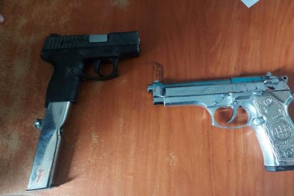 Las dos armas recogidas por la Policía en el lugar donde ocurrió la balacera.