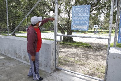 Un parque público también permanece bajo llave y con un letrero que anuncia que es privado.